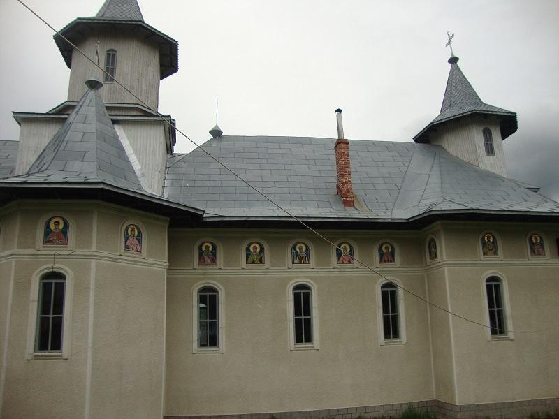 Biserica - vedere exterioară